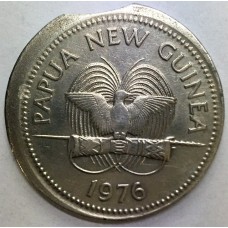 PAPUA NEW GUINEA 1976 . TEN 10 TOEA COIN . ERROR . STRUCK OFF CENTRE . CLIPPED PLANCHET